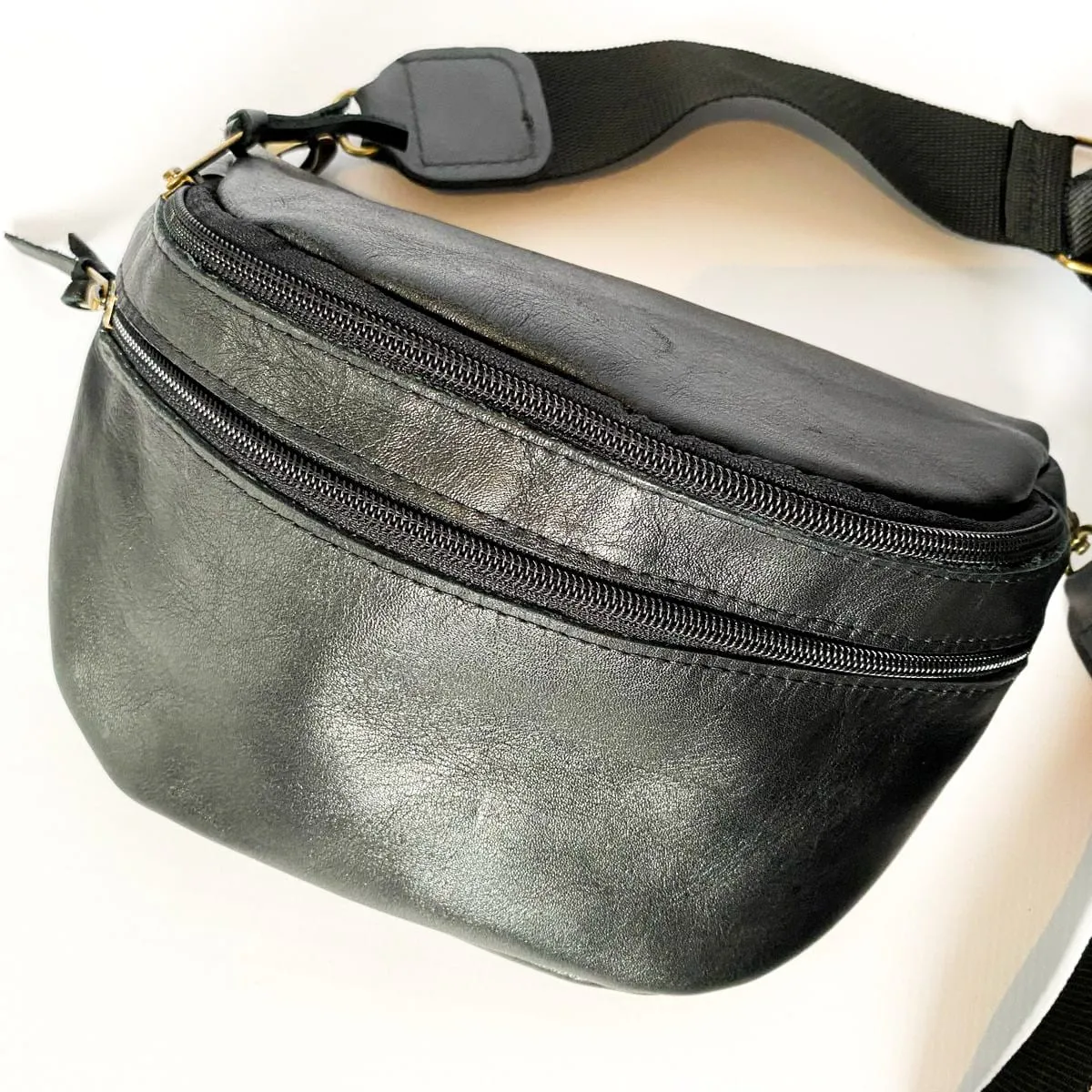 Gia leather black moonbag