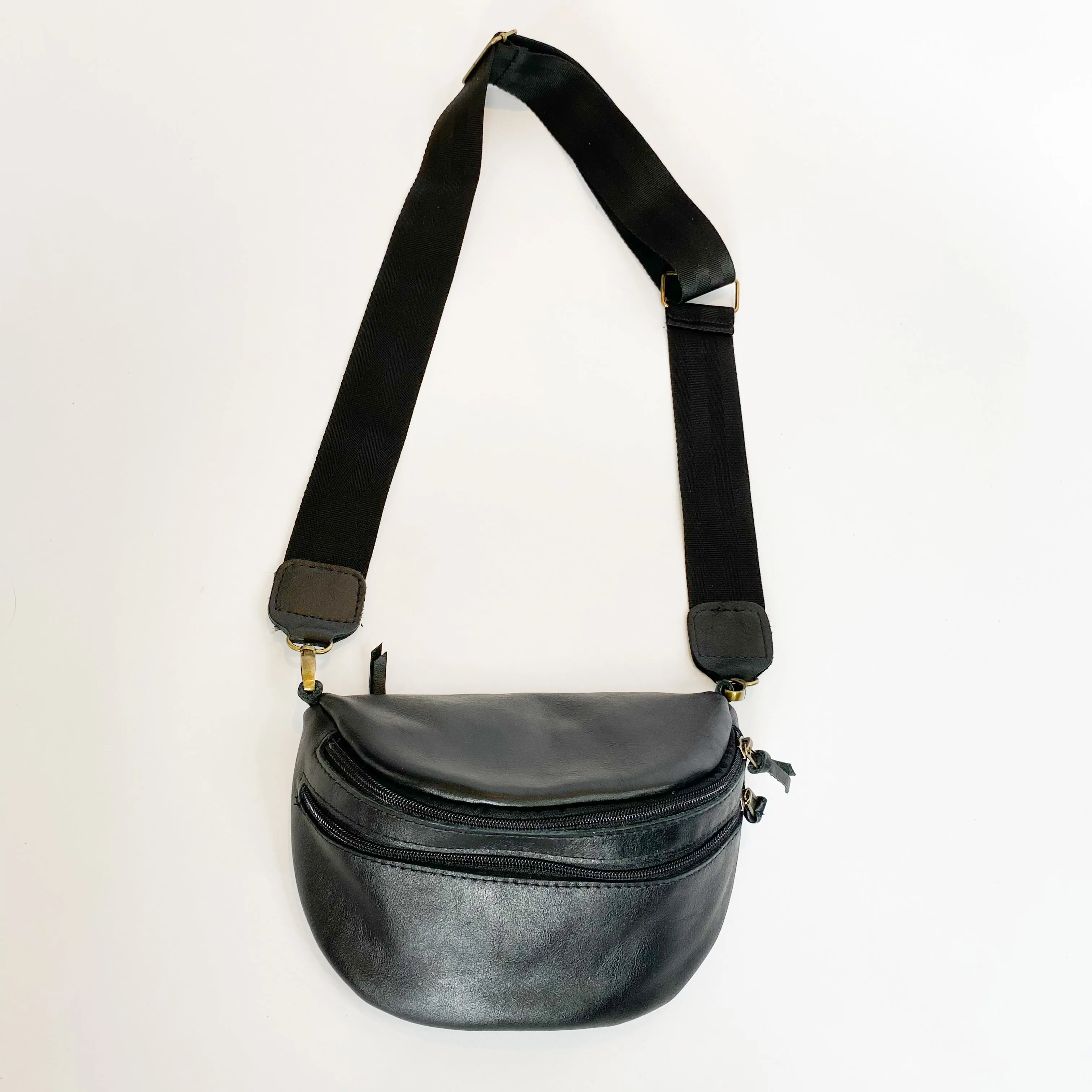 Gia leather black moonbag