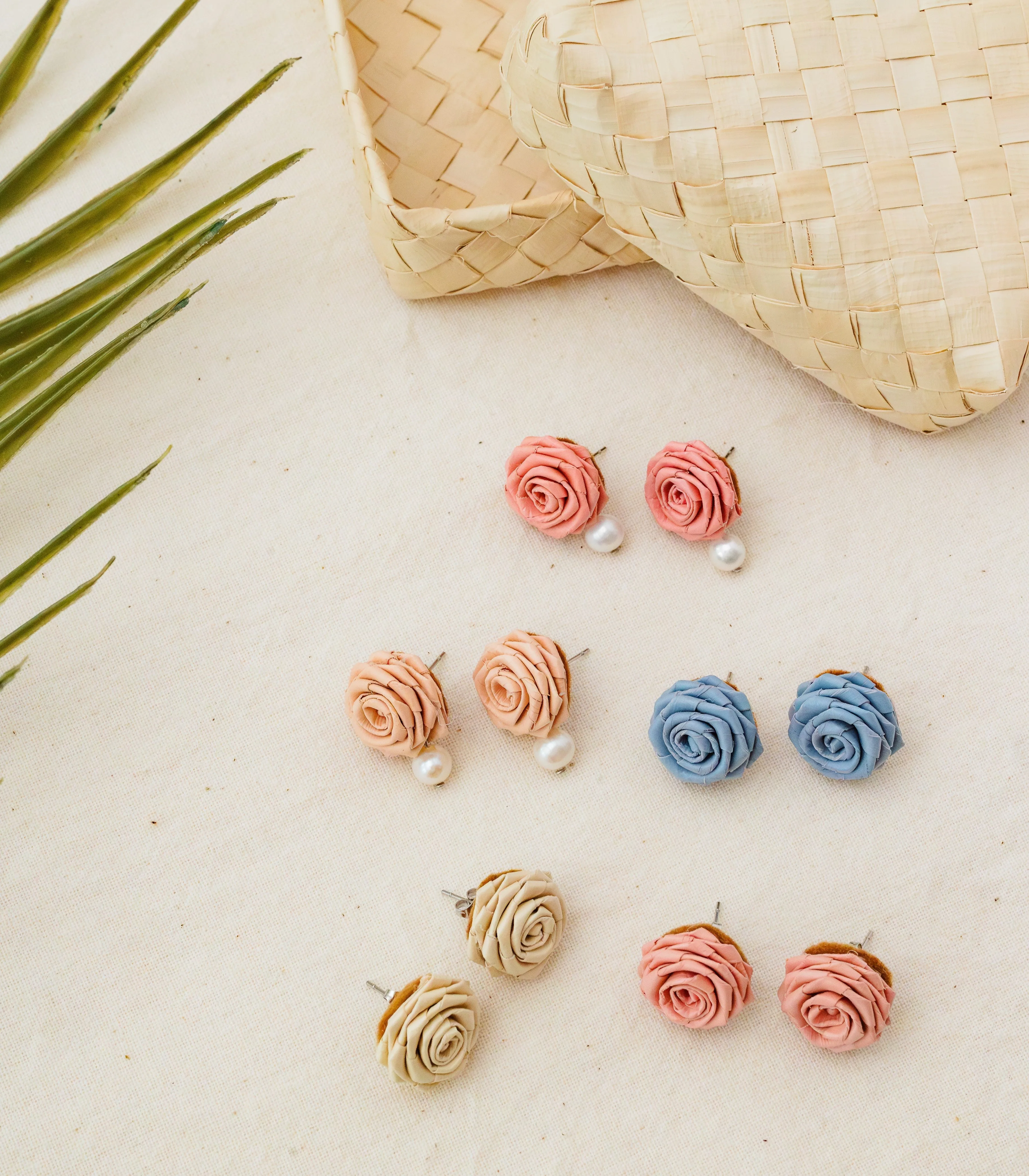 Woven Rosas With Pearls Earrings