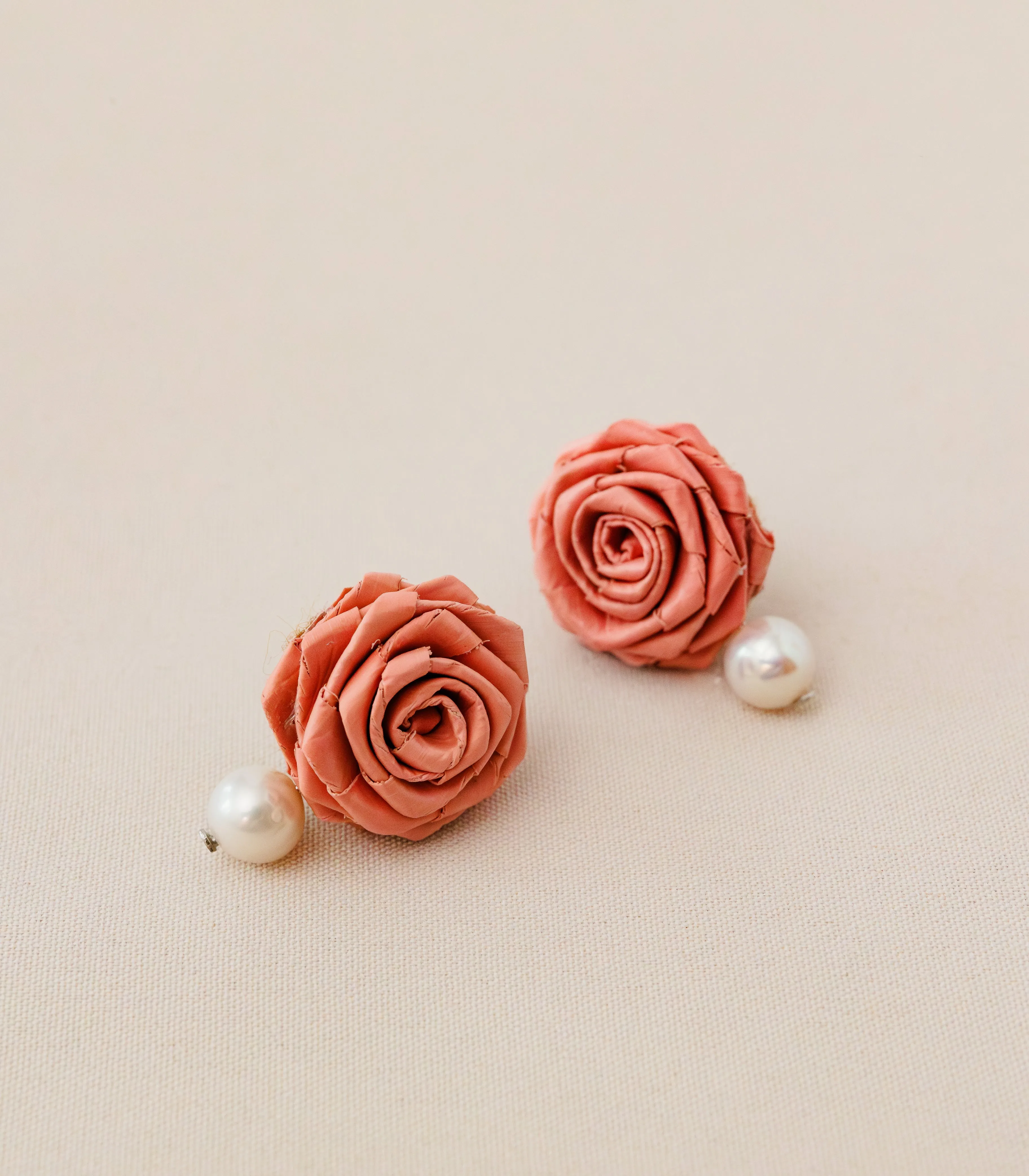 Woven Rosas With Pearls Earrings